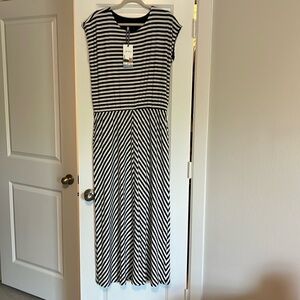 JOULES jersey pull on dress.    Very figure flattering. Has pockets.